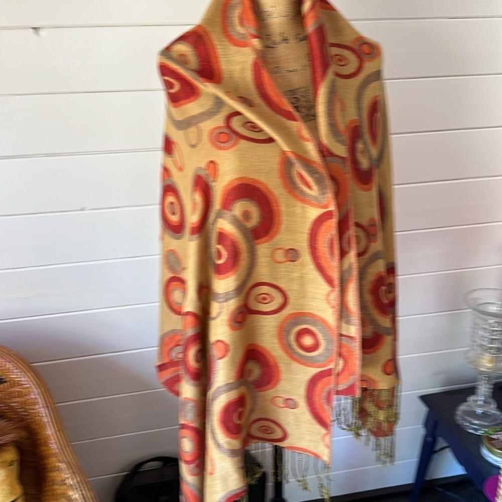 🧡💛🧡 Beautiful scarf wrap, orange tan circle design, drape shawl - Picture 3 of 9